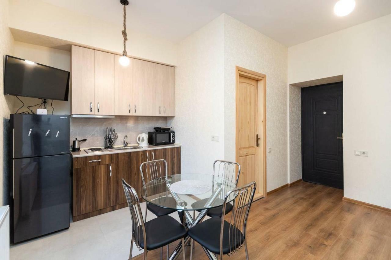 Wehost Stylish Apartment In Old Tbilisi Luaran gambar