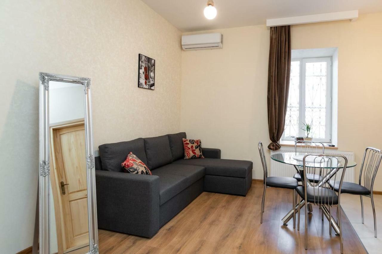 Wehost Stylish Apartment In Old Tbilisi Luaran gambar